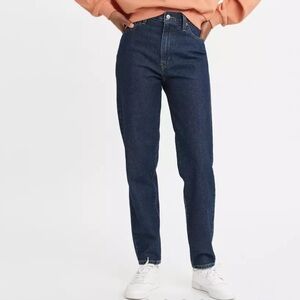 Levi’s High Waisted Mom Jeans Dark Wash 27